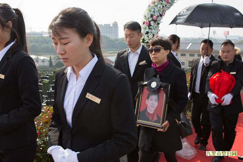 民俗中所说的“雨打灵辈辈穷，雨打墓辈辈富”靠谱吗？